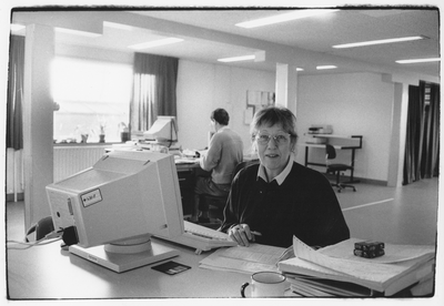 828035 Portret van mevr. J. Kamphuis-ter Voort, coördinator automatiseringsprojecten in het Diakonessenhuis ...